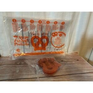 Pampered Chef pretzel maker‎